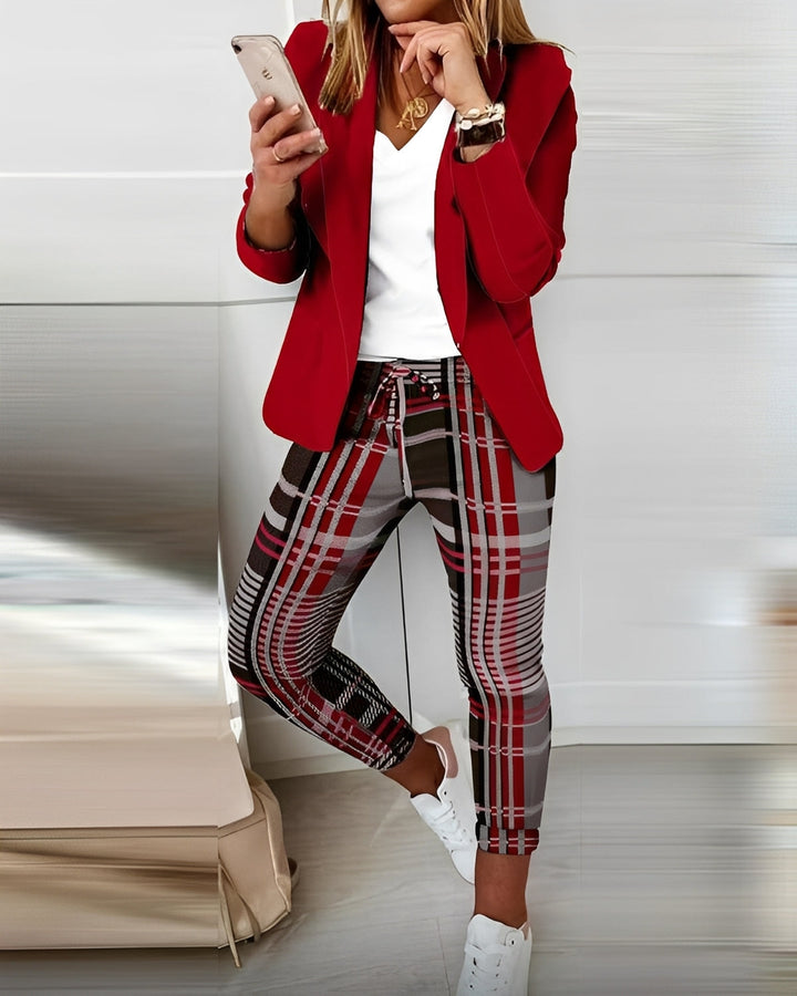 Conjunto feminino completo de duas peças (calça e blusa) para um look versátil, elegante e confortável.