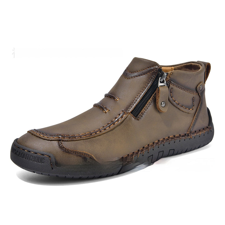 Detalhe de bota masculina moderna com zíper lateral, realçando o design e conforto. Calçado masculino essencial para o dia a dia.