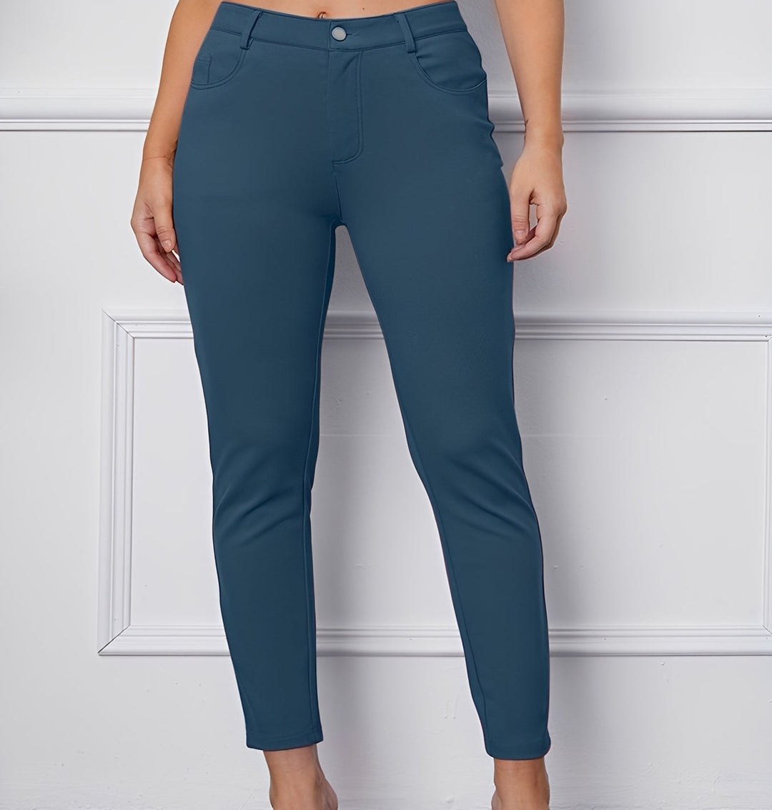 Calça casual feminina azul, tecido elástico e suave. Proporciona conforto e estilo para o dia a dia.