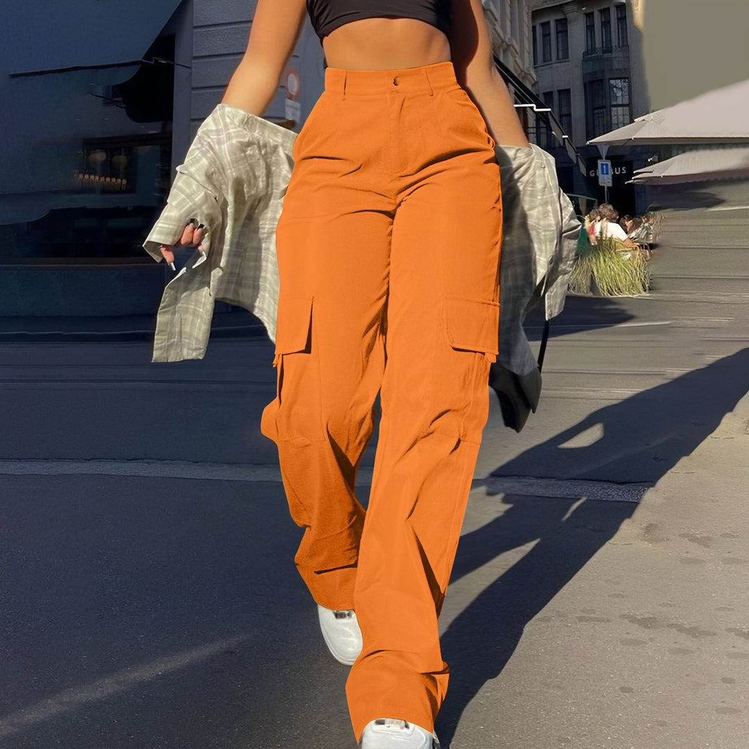 Calça cargo feminina cintura alta com bolsos, versátil e confortável para looks casuais.