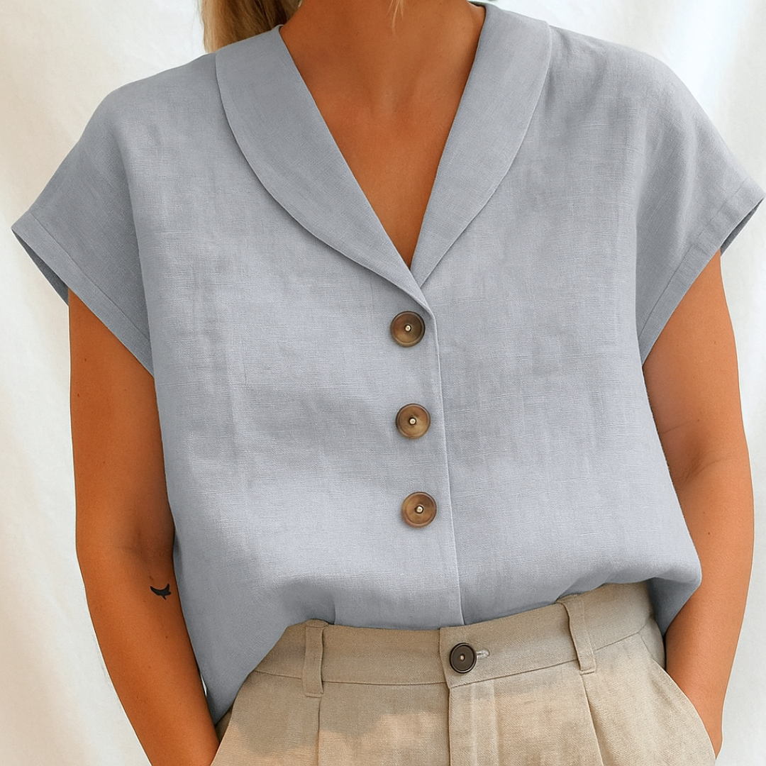 Blusa feminina lisa com corte elegante e manga curta. Peça versátil para o dia a dia e trabalho.