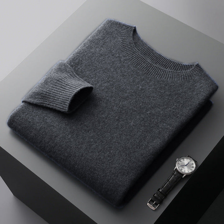 Modelo veste suéter masculino Oscar, pulôver confortável para um look casual e estiloso de outono.