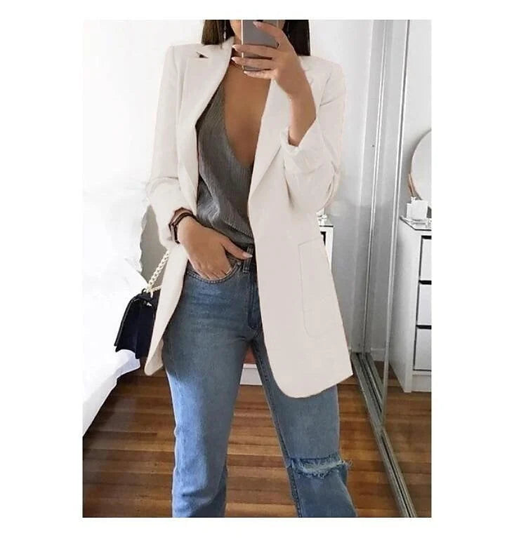 Blazer feminino bege, estilo minimalista. Roupa sofisticada para diversas ocasiões.
