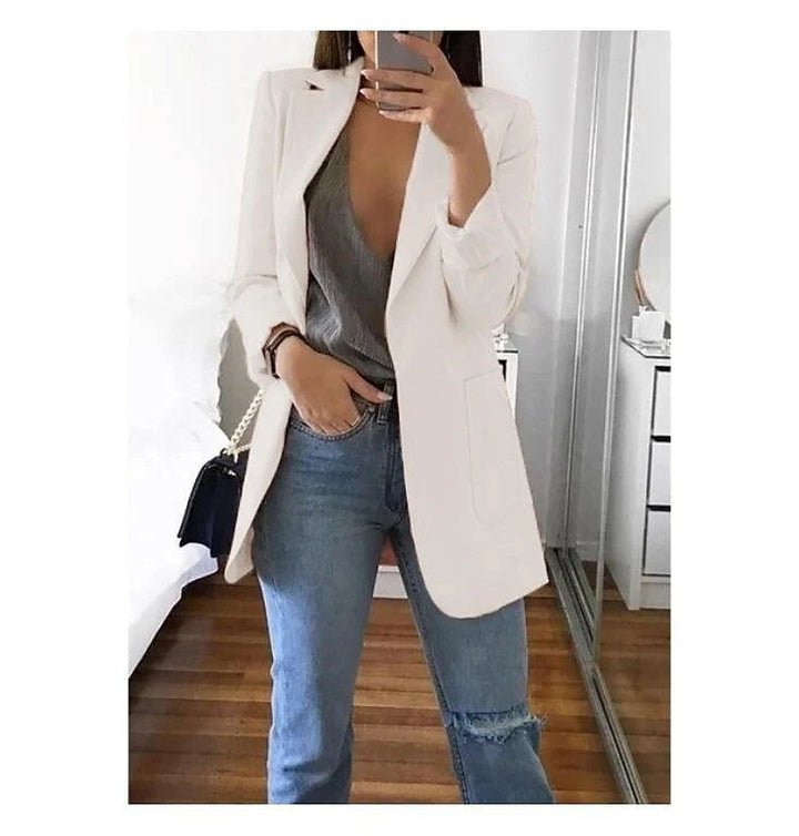 Blazer feminino bege, estilo minimalista. Roupa sofisticada para diversas ocasiões.