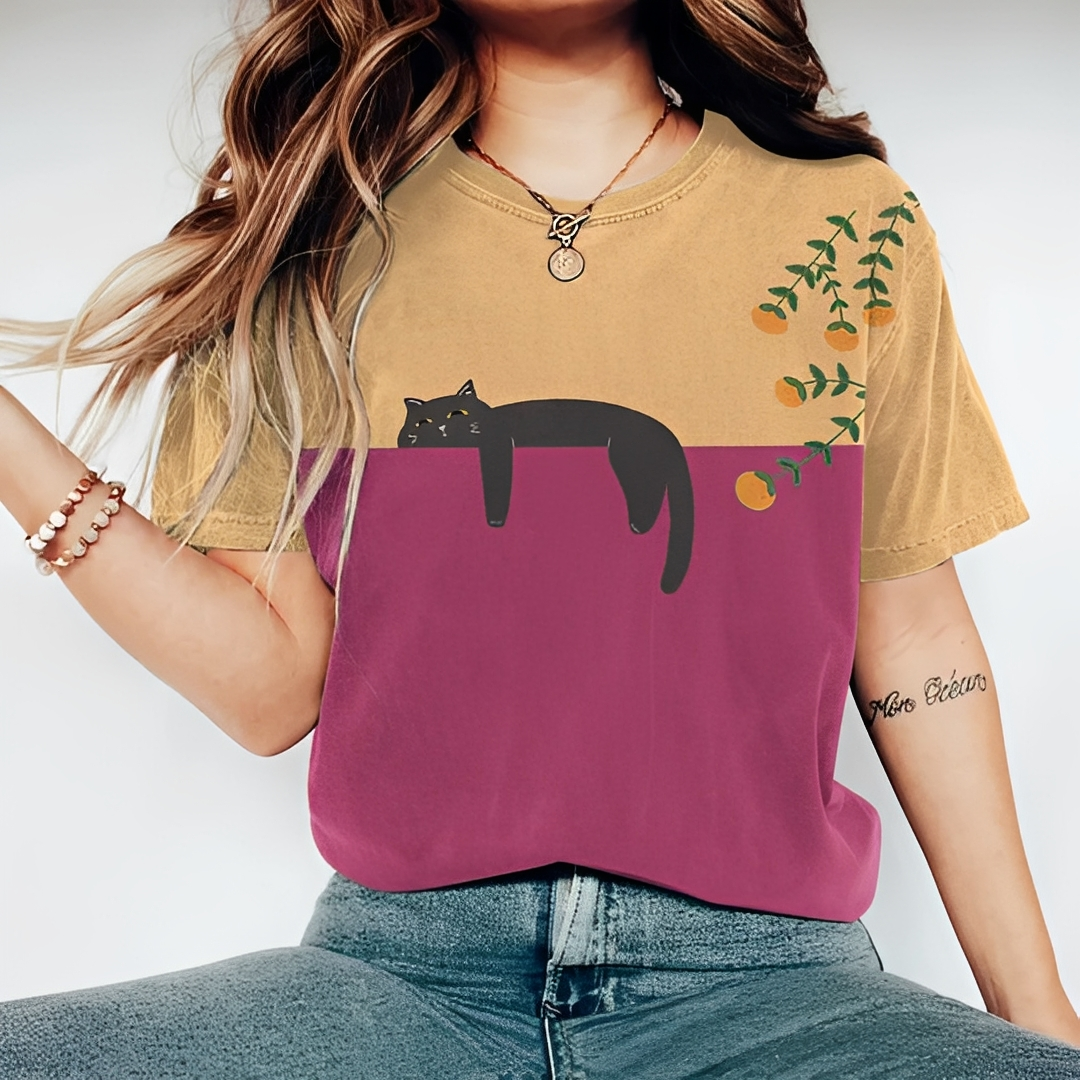 Camiseta feminina casual e elegante. T-shirt bicolor de manga curta com estampa de gato e decote redondo. Perfeita para o verão.