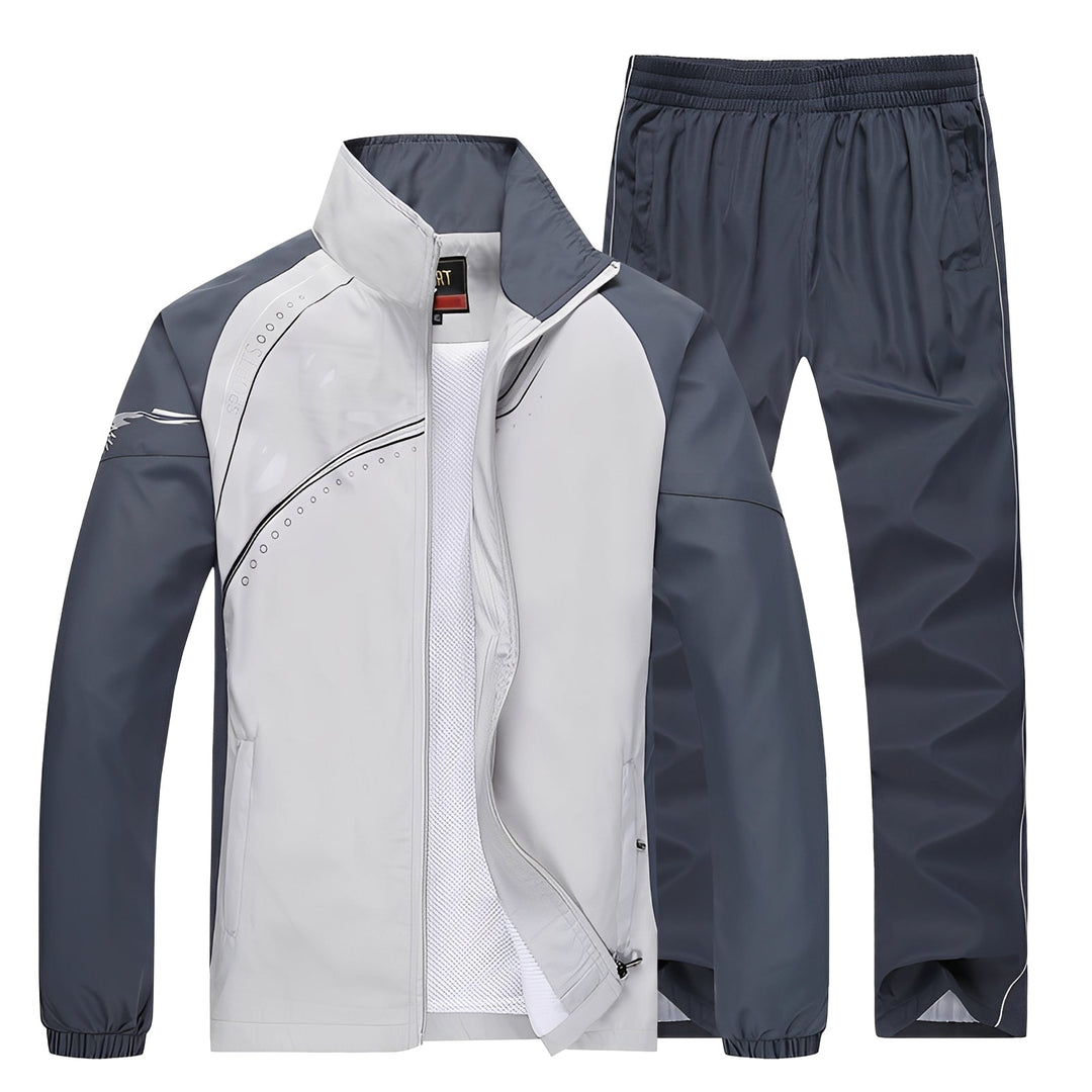 Homem vestindo conjunto esportivo Lawrence completo, mostrando conforto e estilo para atividades físicas.