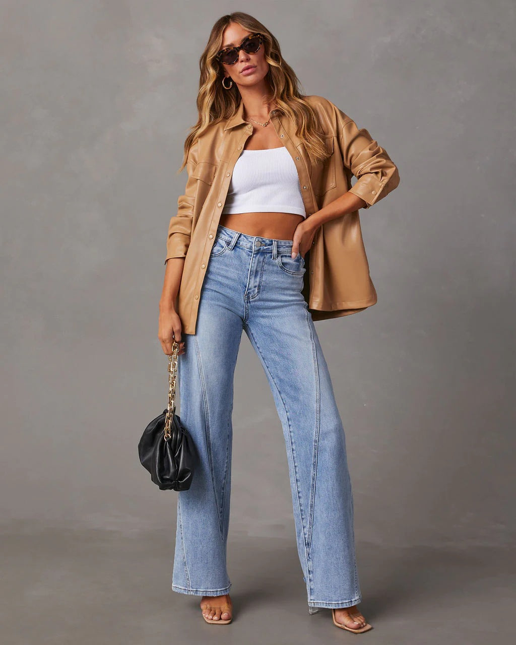 Calça jeans azul de perna larga para mulher, com corte moderno, ideal para a moda feminina casual e confortável. Versátil.