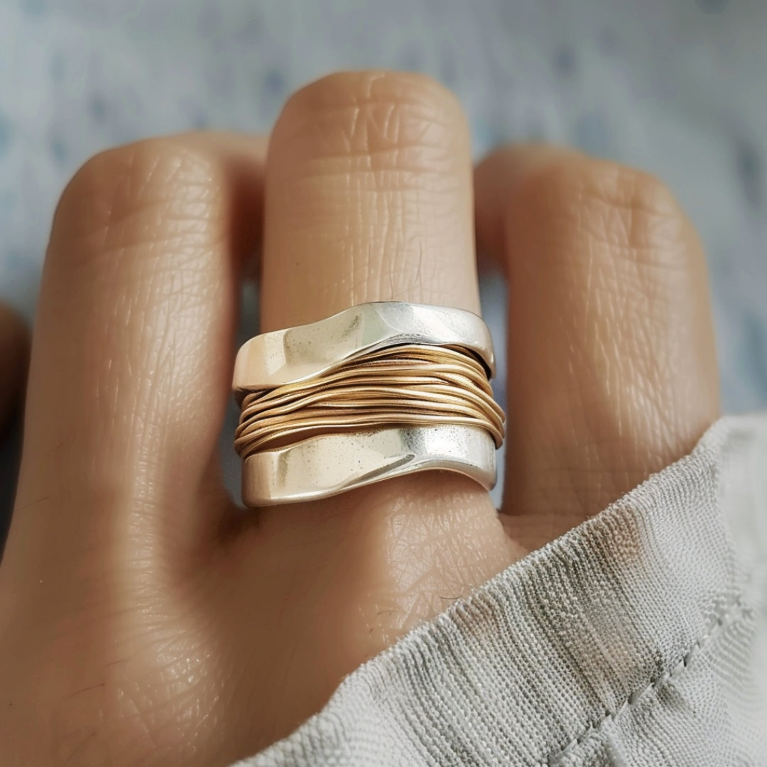 Anel feminino elegante bicolor dourado e prateado. Joia sofisticada, acessório versátil de moda para um toque de estilo.