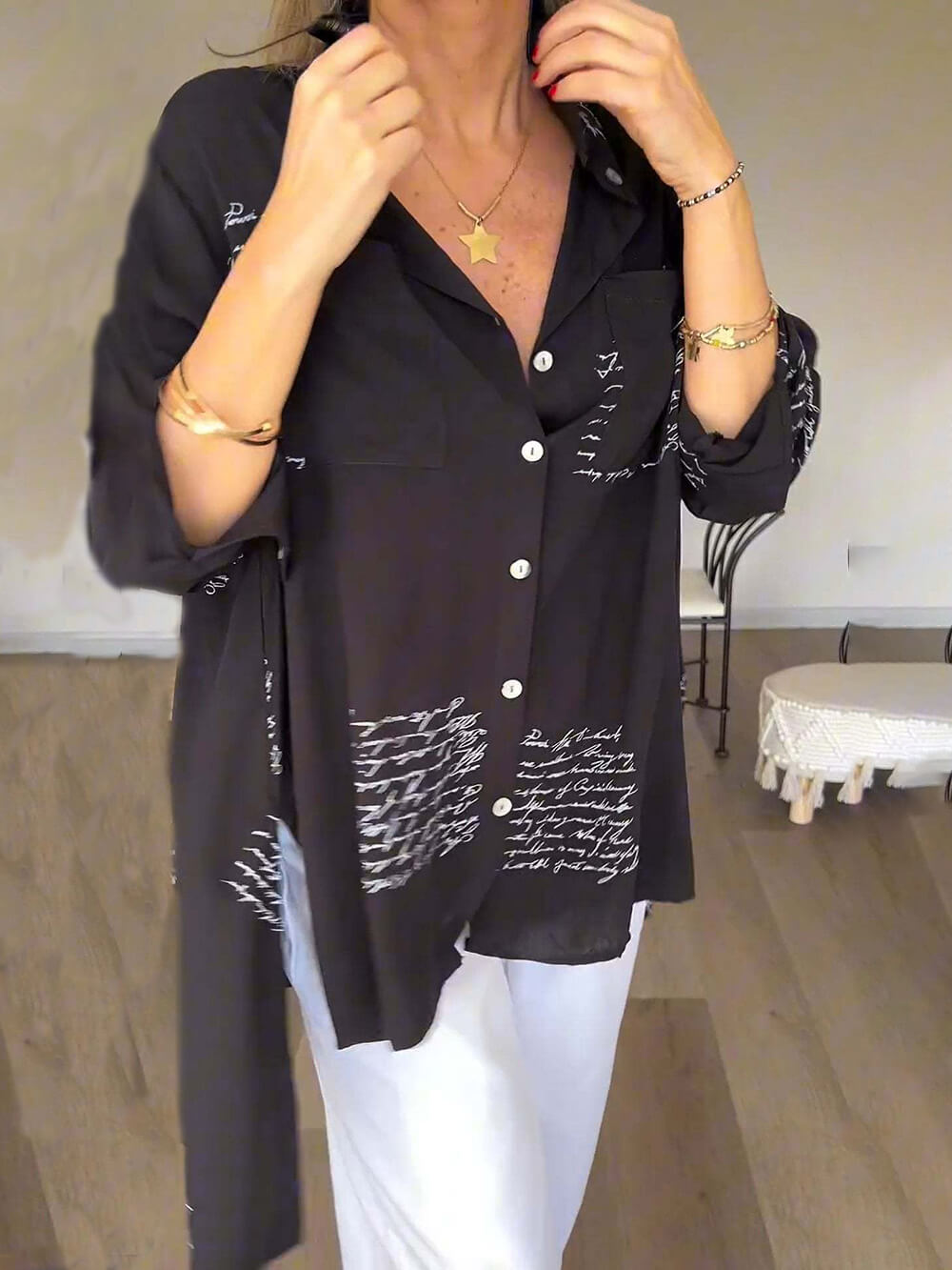 Close-up da textura da camisa Lyana rosa, moda moderna, look casual e elegante feminino.