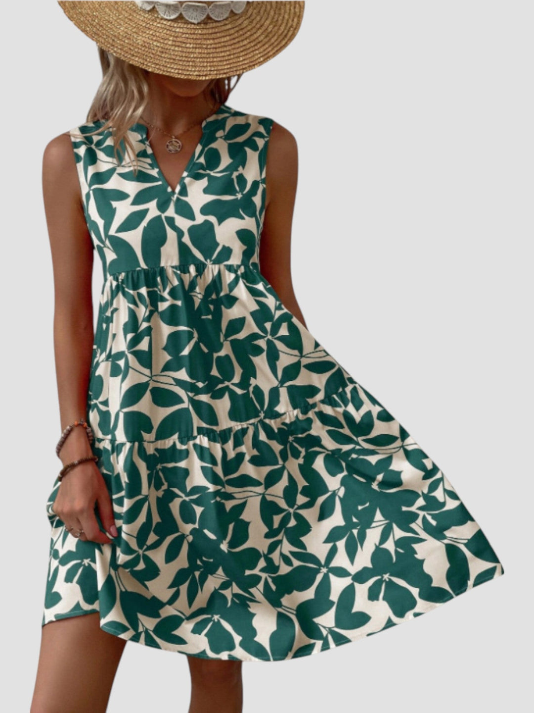 Vestido midi feminino de verão, estampa tropical de folhas. Leve, confortável e ideal para diversas ocasiões.