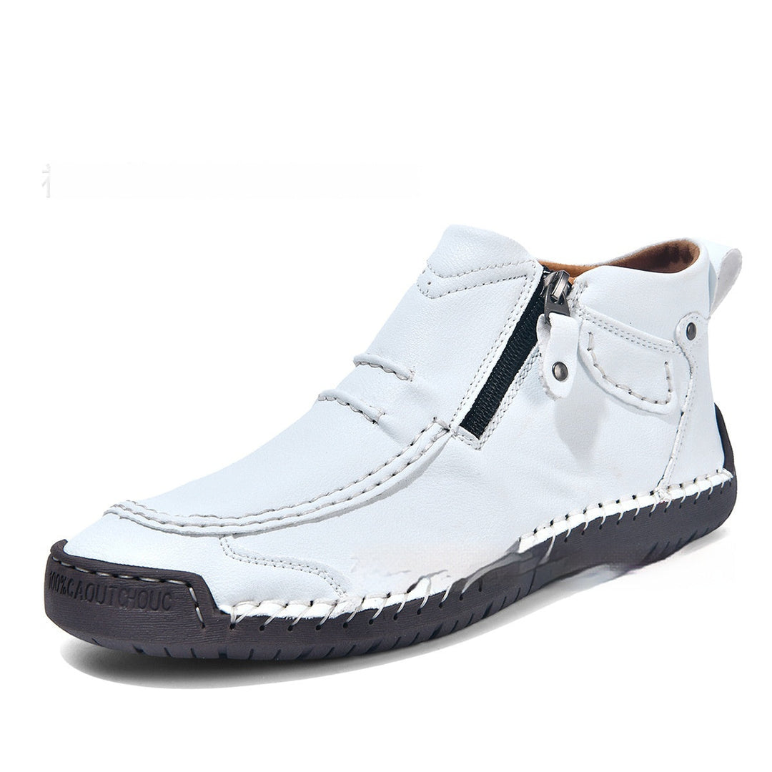 Botas masculinas elegantes com zíper, ideais para looks casuais ou mais formais. Sapatos masculinos versáteis e confortáveis.