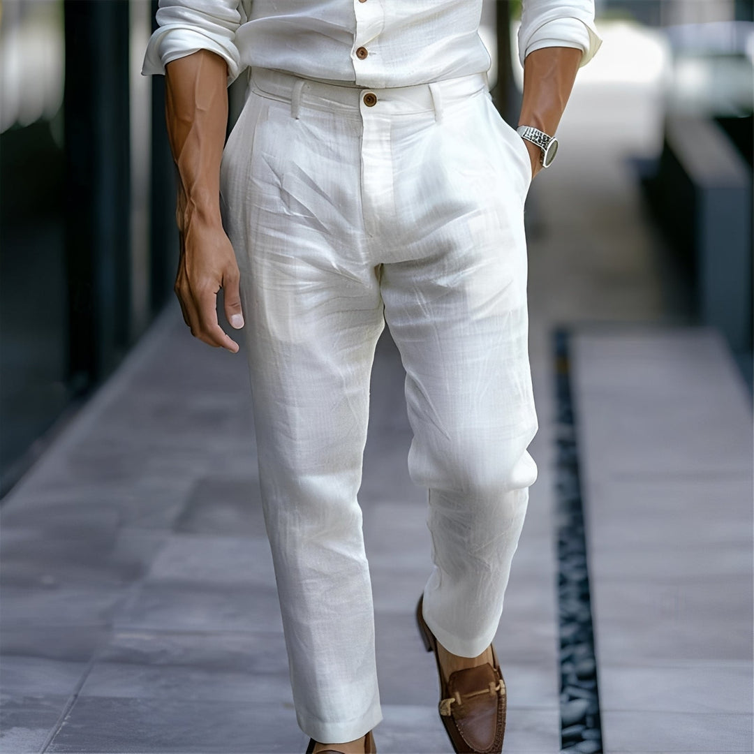Calças masculinas com corte folgado, proporcionando conforto e um estilo relaxado, ideais para o homem moderno.