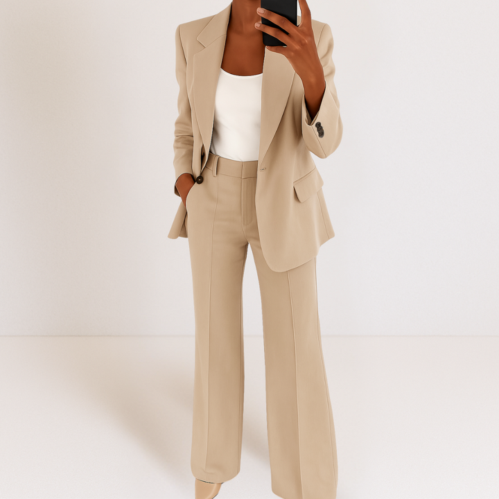 Vestuário feminino de duas peças, terno elegante para executivas, moda social com estilo.