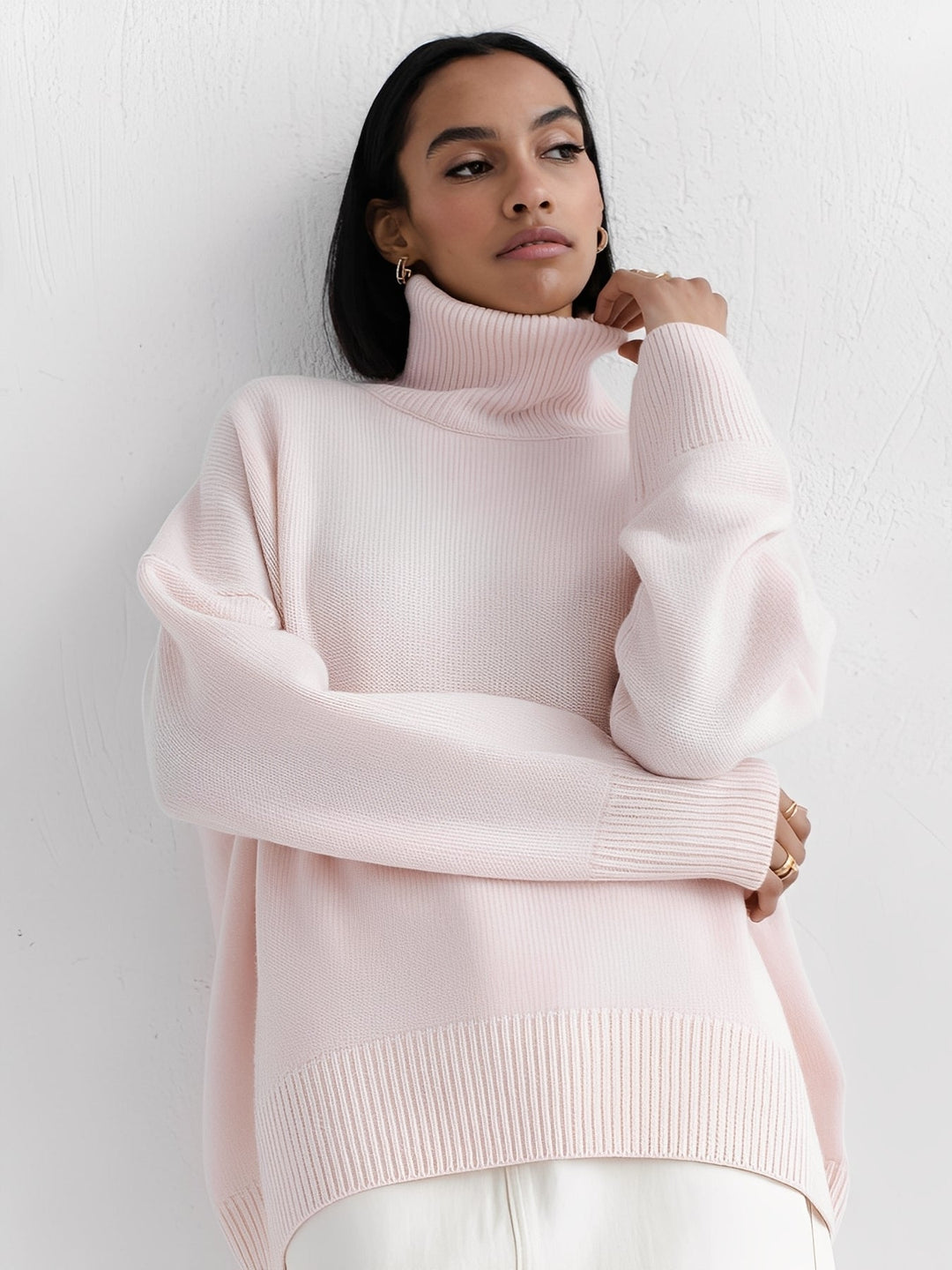 Suéter feminino macio de gola alta, ideal para se manter aquecida com elegância no inverno.
