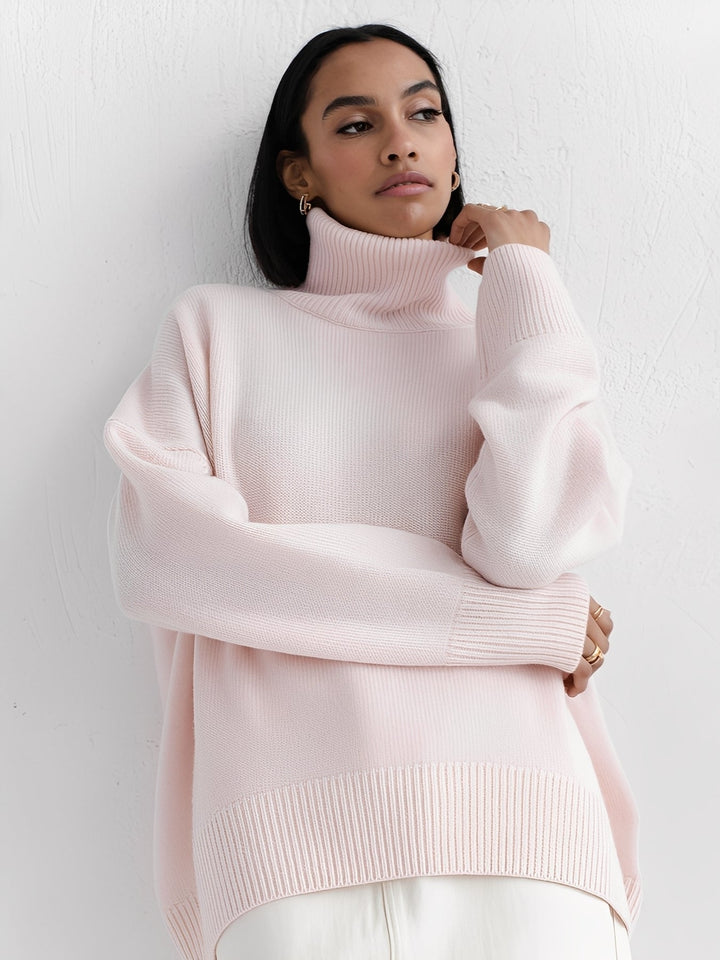 Suéter feminino macio de gola alta, ideal para se manter aquecida com elegância no inverno.