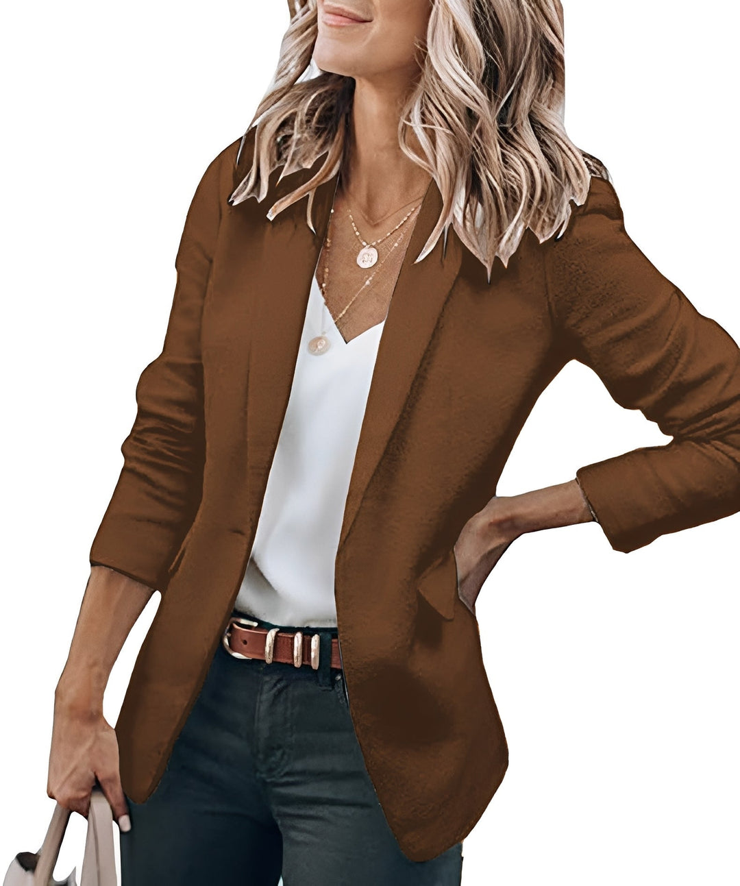 Blazer feminino elegante com detalhe de botão único, ideal para compor um look sofisticado e moderno.