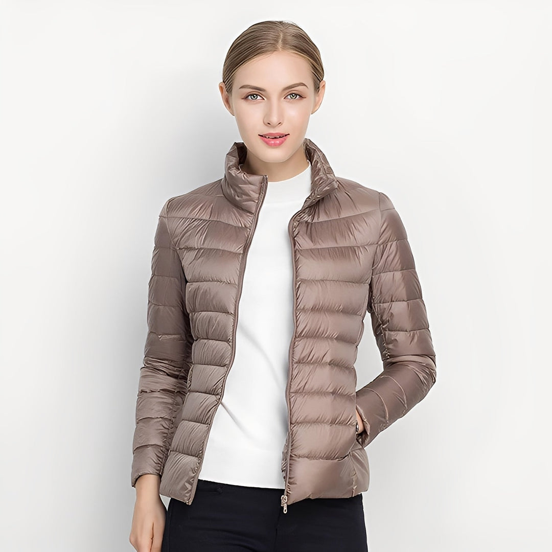 Agasalho feminino acolchoado de inverno, proporciona calor e conforto para dias frios. Moda estilosa.