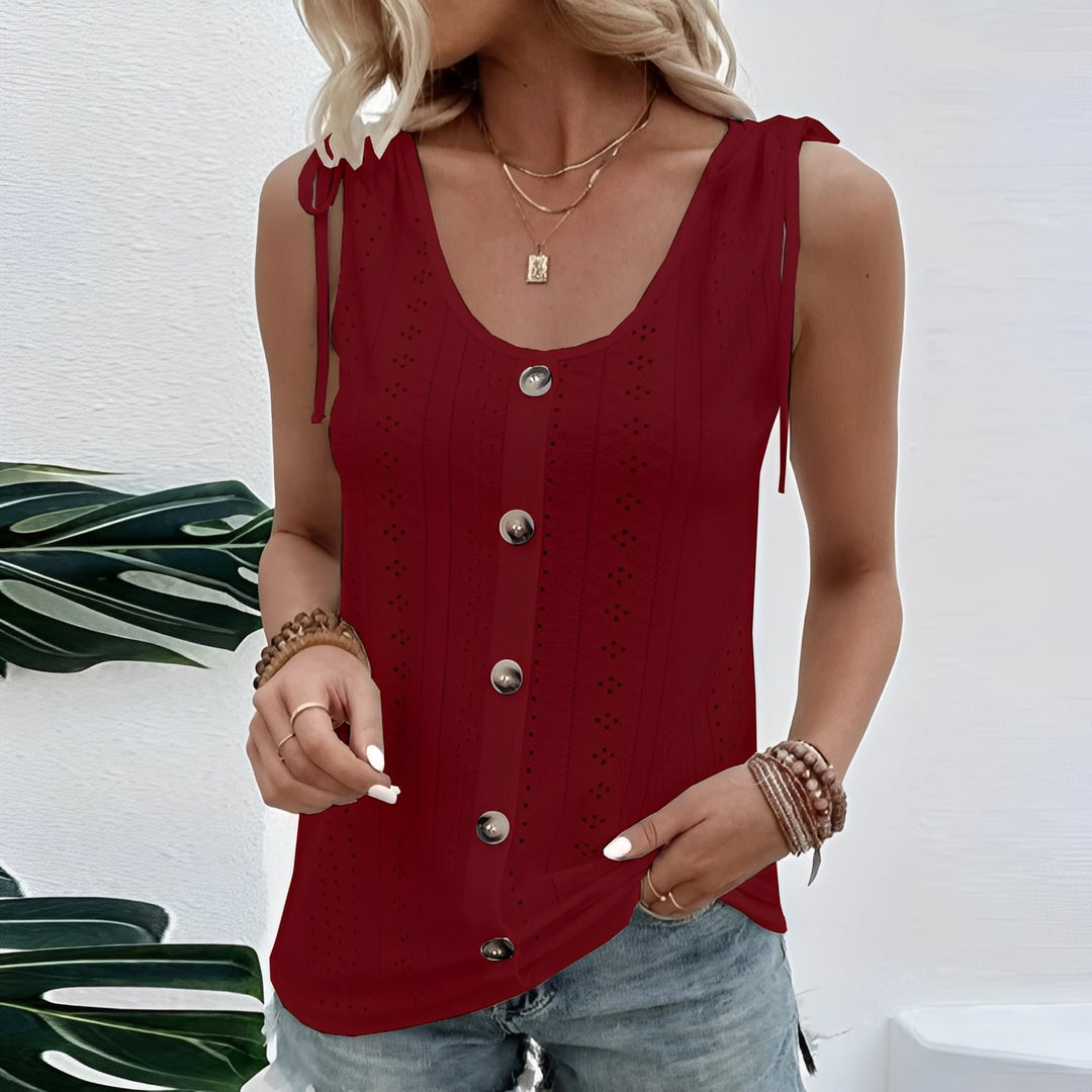 Mulher usando regata feminina sem mangas de cor vibrante. Look elegante e fresco para o verão.
