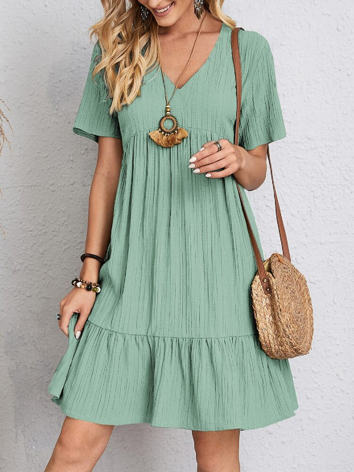 Vestido feminino clássico Rosie com decote V, ideal para verão e moda casual. Elegância e conforto.