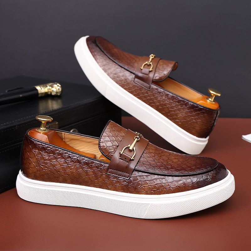 Sapatos masculinos elegantes de couro marrom, perfeitos para escritório e eventos sociais. Calçado versátil e moderno.
