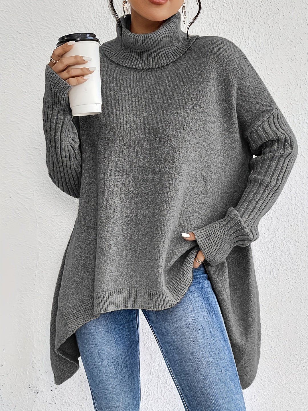 Camisa polo feminina oversized branca em estúdio, destaque no caimento.