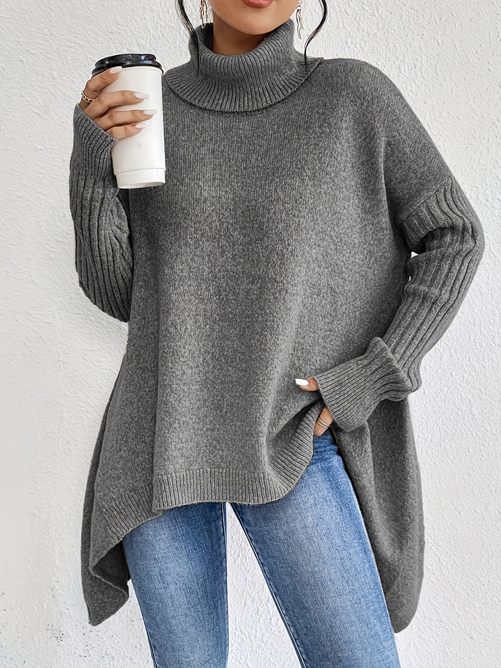 Camisa polo feminina oversized branca em estúdio, destaque no caimento.