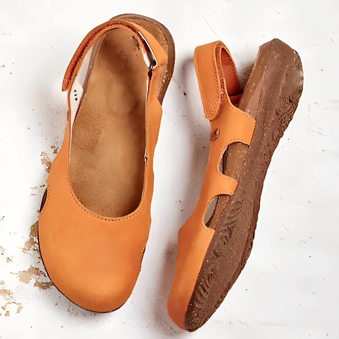 Sandálias femininas envolventes para conforto e estilo casual no verão.