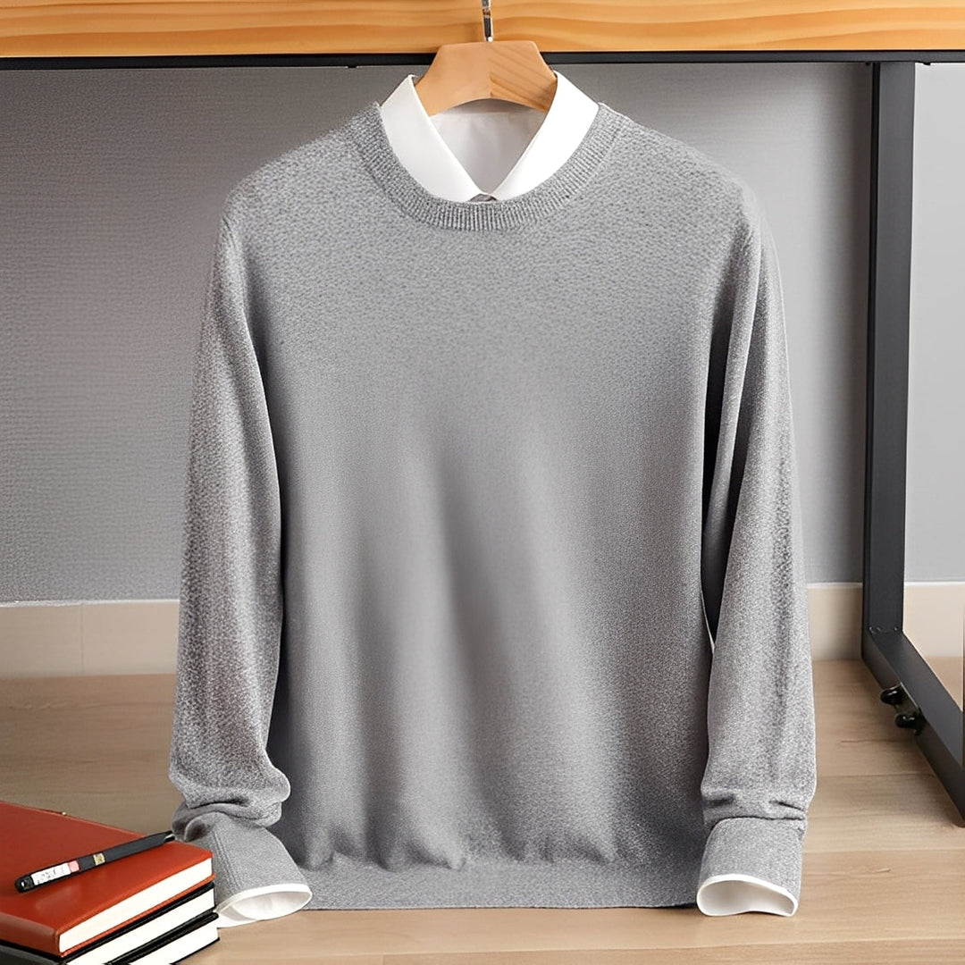 Vista traseira do pulôver masculino, caimento perfeito. Roupa masculina versátil para inverno, outono e conforto.