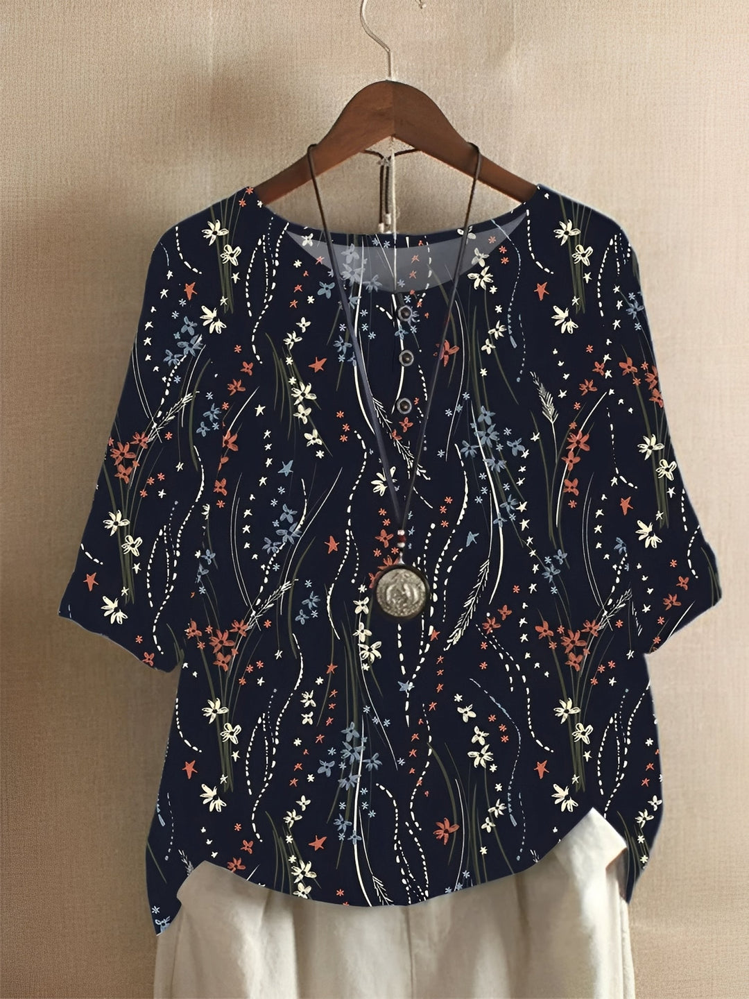 Camisa feminina estampada Hennie, tecido leve e fluido. Perfeita para o verão, oferece conforto e estilo casual elegante.