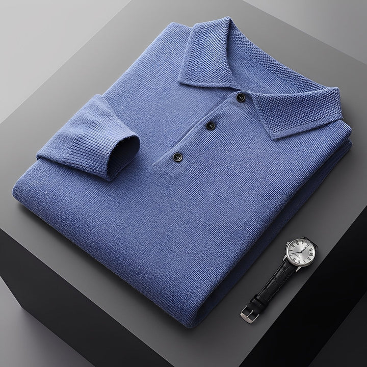 Camisola polo masculina, design moderno. Essencial para moda inverno, oferecendo elegância e conforto.