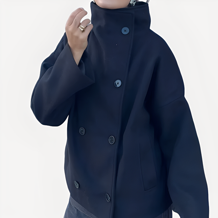 Outwear feminino com botões. Casaco elegante e moderno, ideal para o outono, perfeito para qualquer estilo.