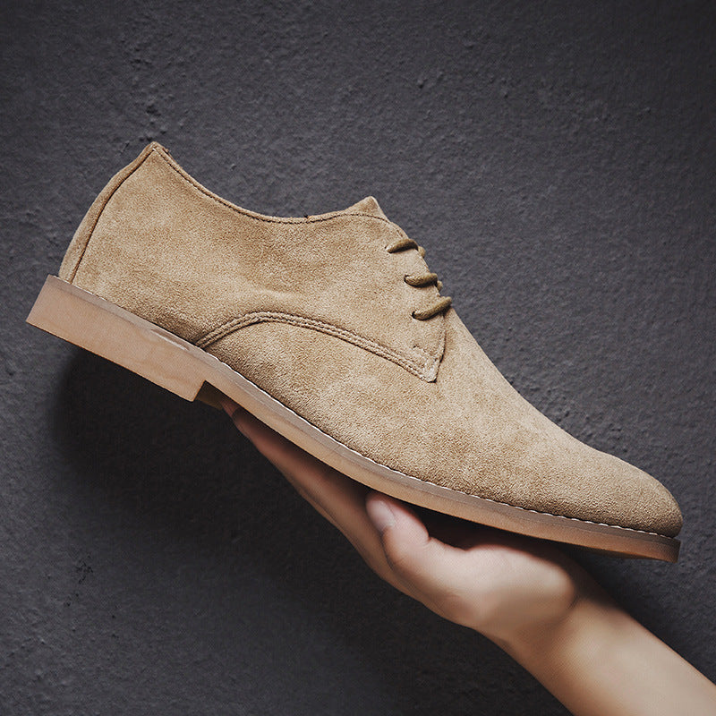 Sapatos Oxford masculinos clássicos em couro preto. Calçado formal elegante para moda masculina atemporal.