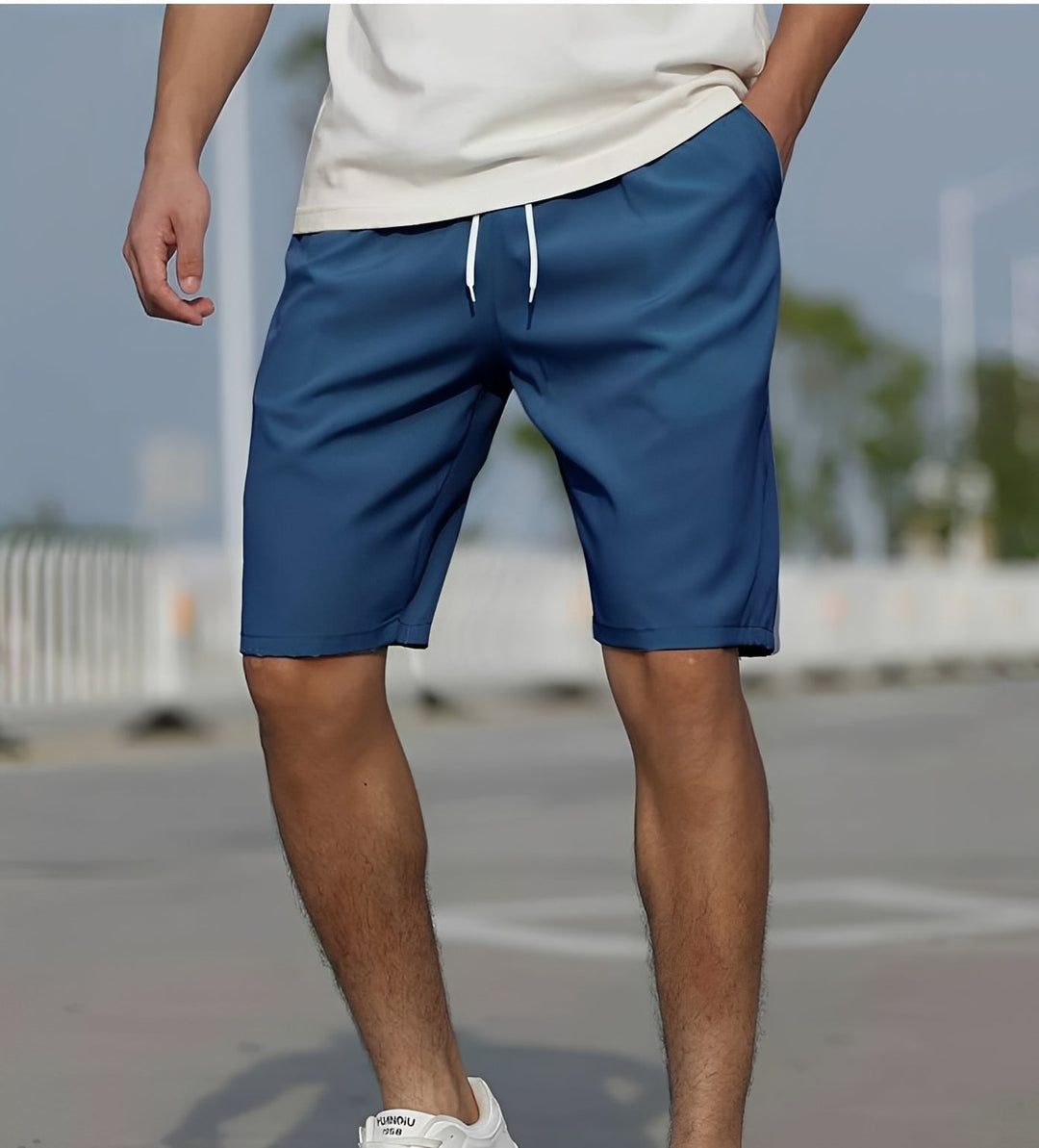 Shorts masculinos confortáveis com cordão, disponíveis em cores variadas para um estilo de verão ajustável.