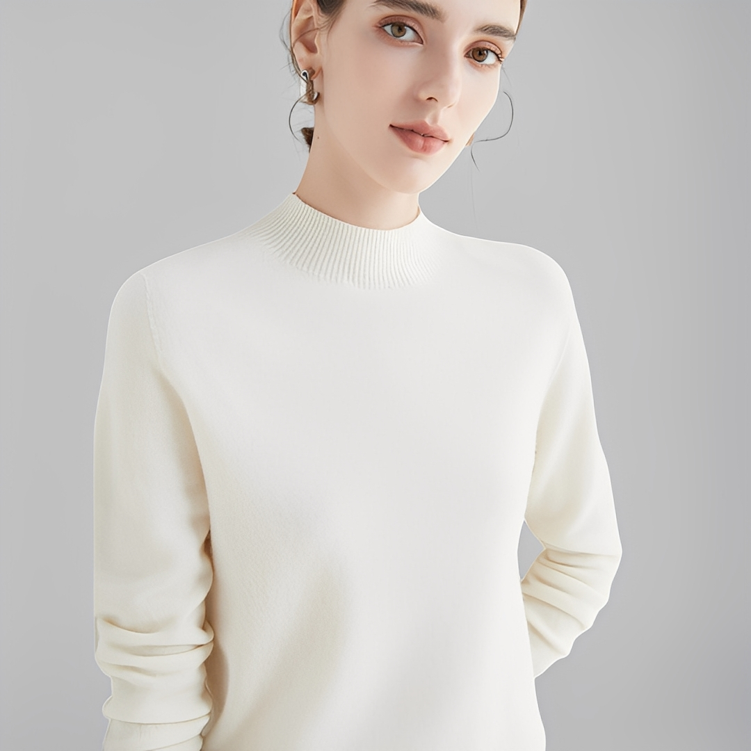 Detalhe da gola alta em camisola feminina. Conforto e estilo casual para inverno.