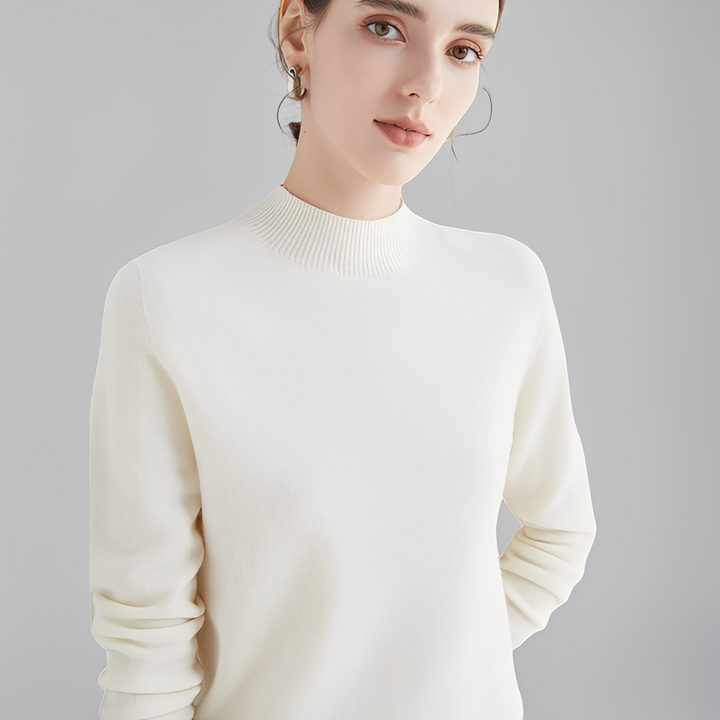 Detalhe da gola alta em camisola feminina. Conforto e estilo casual para inverno.