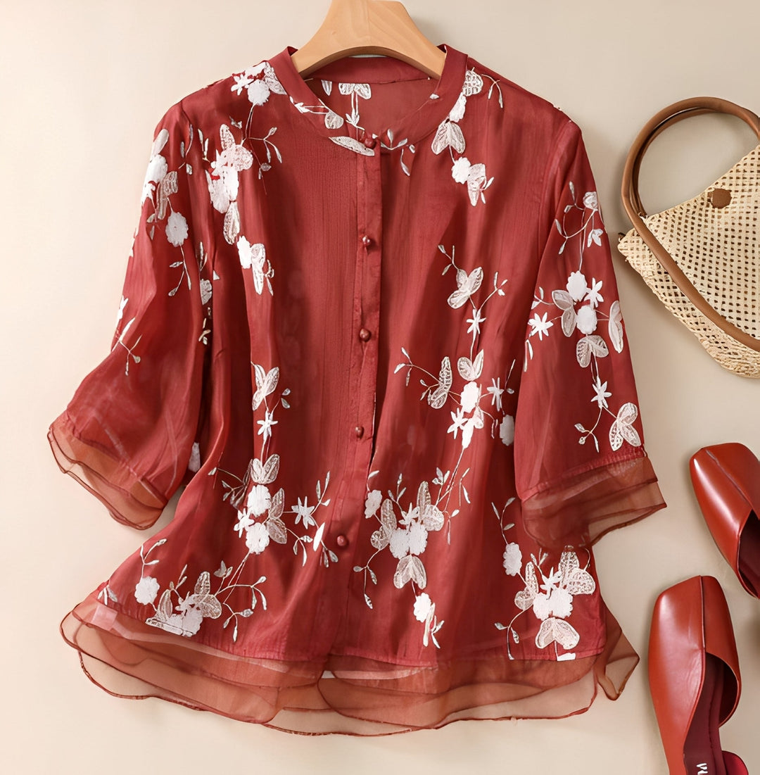 Blusa feminina de primavera-verão, com detalhes de flores bordadas. Perfeita para um estilo confortável e moderno.