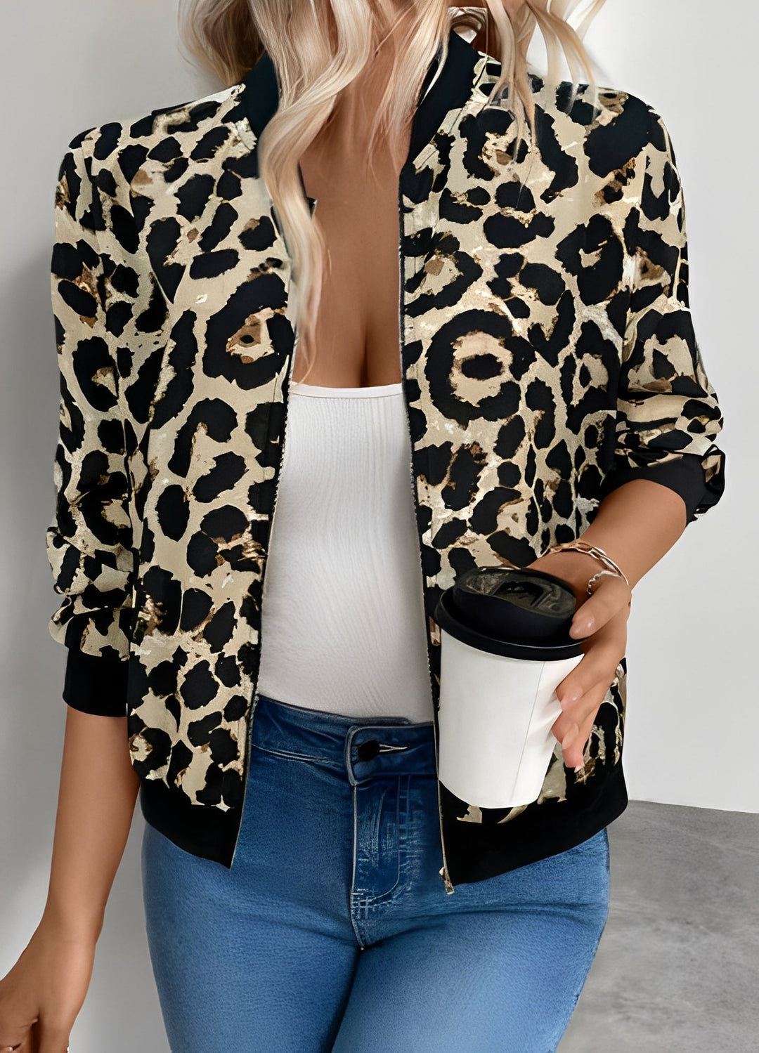 Casaco bomber feminino para vestuário casual, com design elegante, ideal para sobreposição diária.