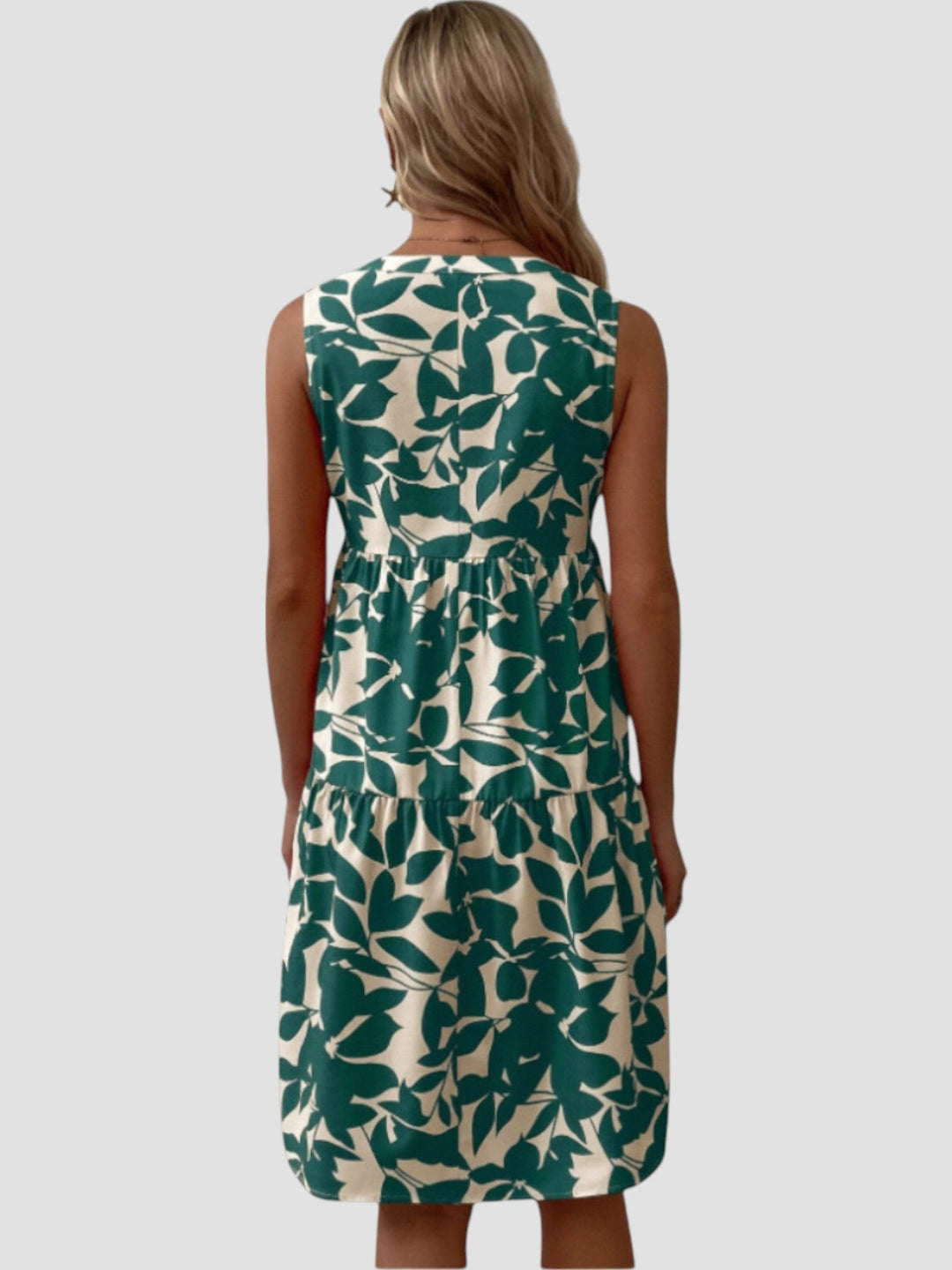 Vestido estampado midi feminino, perfeito para o verão. Design moderno e elegante com estampa vibrante.