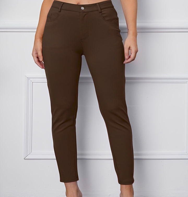 Modelo vestindo calça feminina casual elástica bege, destacando conforto, estilo e versatilidade para o dia.