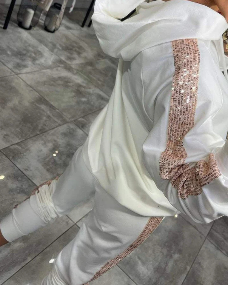 Conjunto Lina branco de moletom macio e calça flare. Lantejoulas sutis na blusa para um toque casual chique.