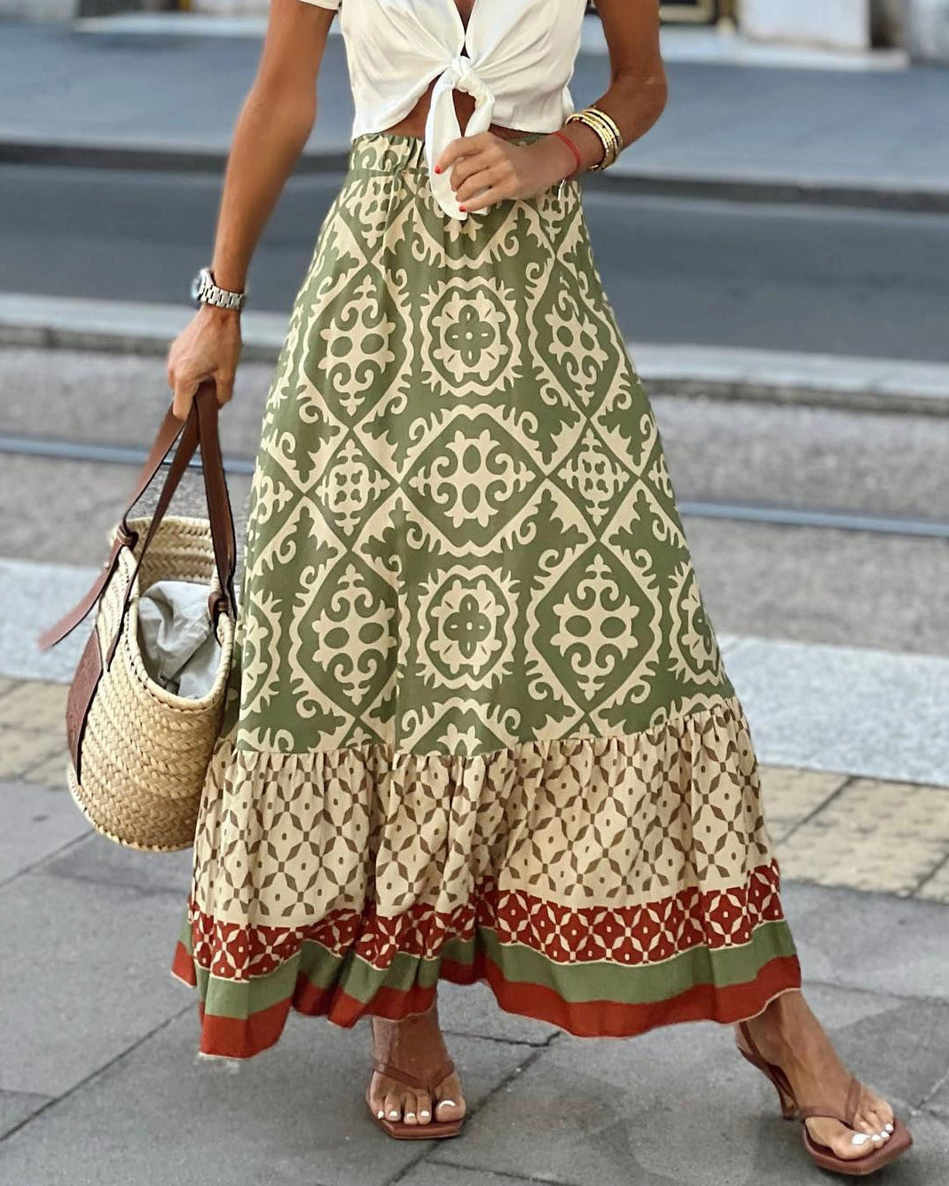 Saia feminina boho maxi fluida com estampa vibrante, perfeita para o verão casual.