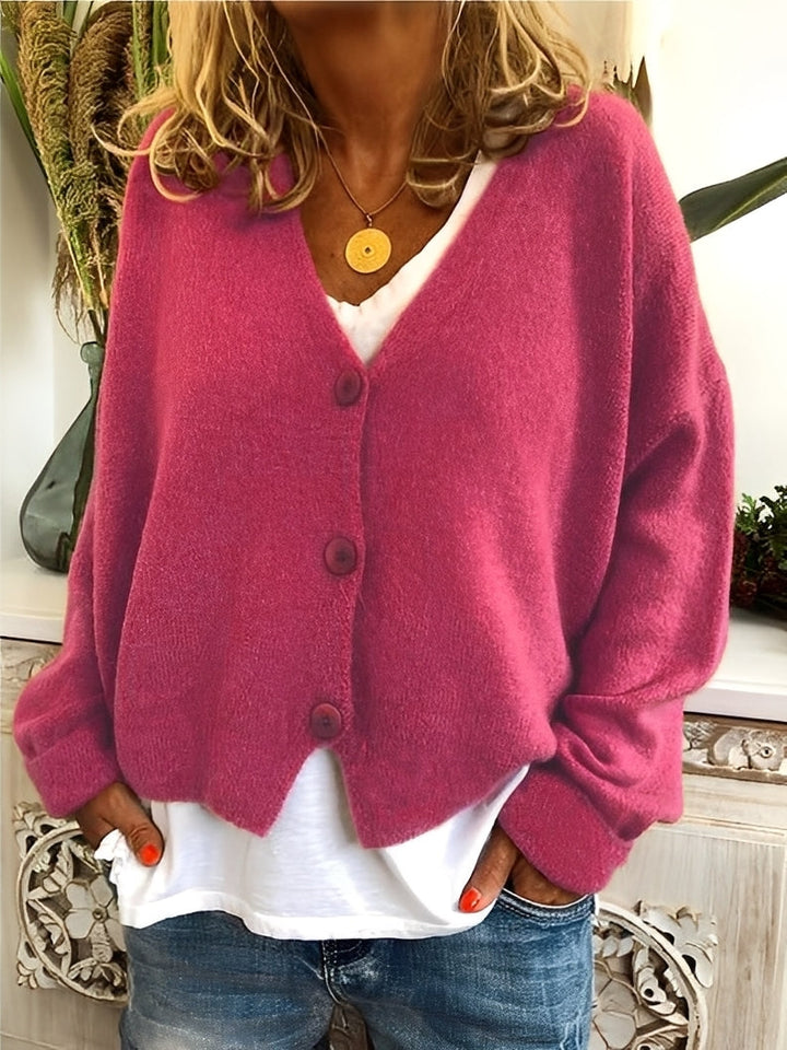 Mulher vestindo Cardigan Deena feminino solto, confortável e elegante, ideal para o inverno.