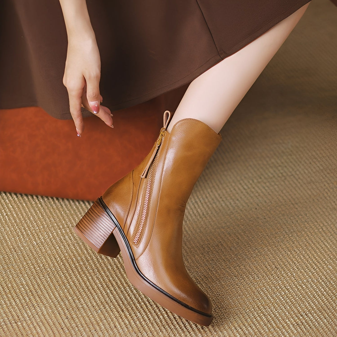 Botas femininas elegantes com salto grosso, perfeitas para um look sofisticado e confortável no outono/inverno.