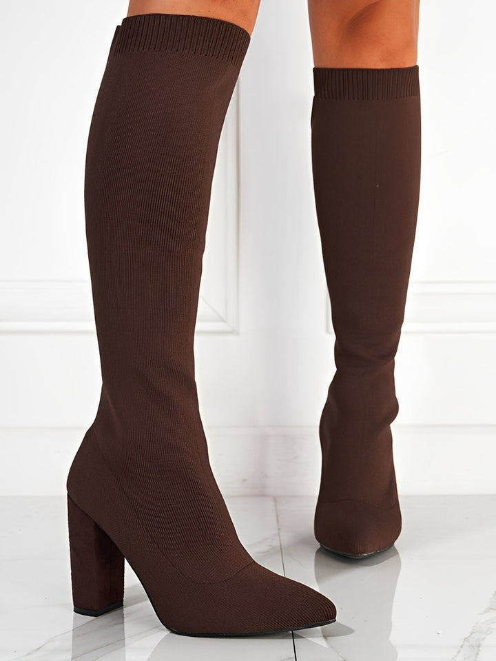 Botas femininas de salto alto em material de qualidade, design clássico e elegante.