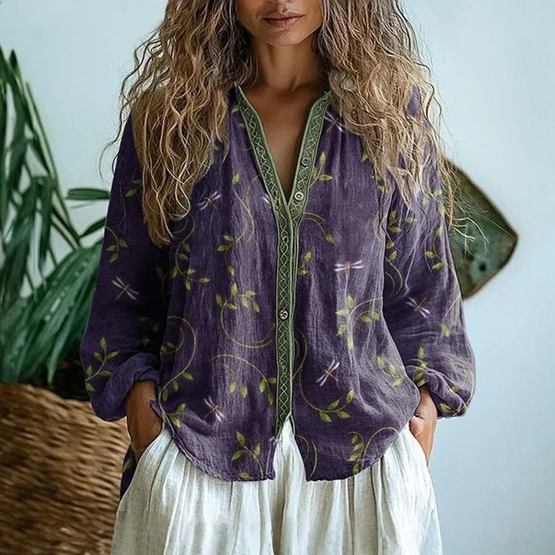 Blusa feminina vintage com estampa de folhas outonais, ideal para um look elegante e confortável de outono.