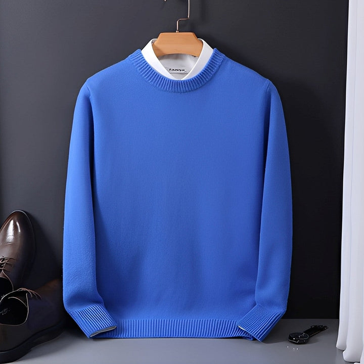 Perfil de homem vestindo pulôver masculino. Suéter elegante e confortável, essencial para moda masculina de inverno.