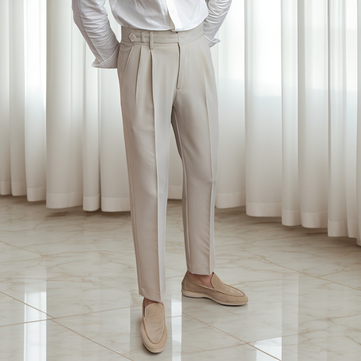 Calça masculina plissada elegante com fivela, ideal para look social e casual. Conforto e estilo versátil.