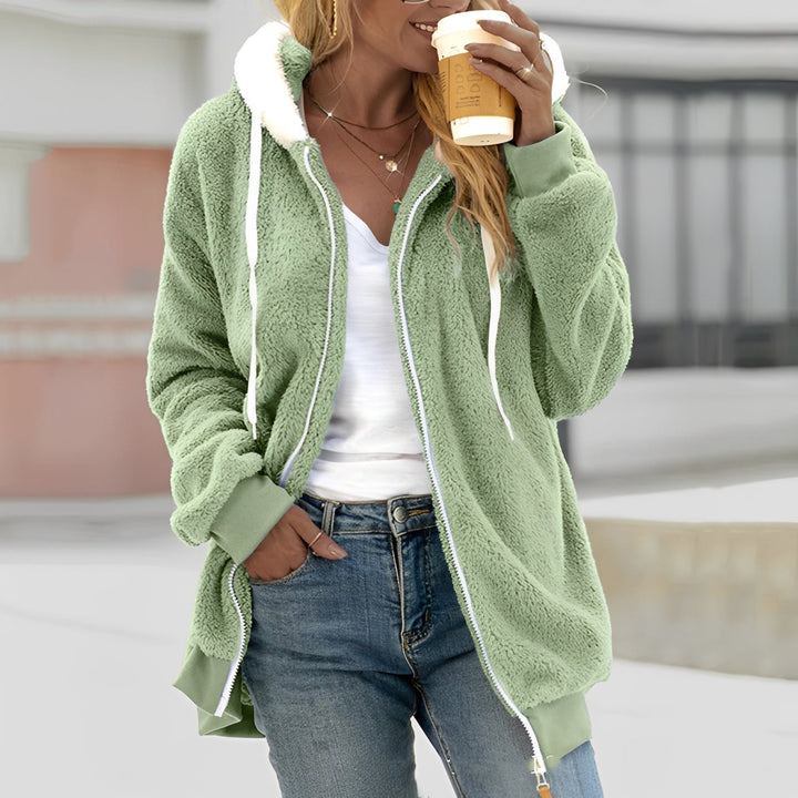 Jaqueta feminina acolchoada com capuz, peça essencial de inverno para aquecimento.