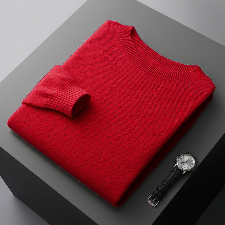 Homem usando suéter masculino Oscar estiloso, peça versátil para o vestuário casual de inverno.