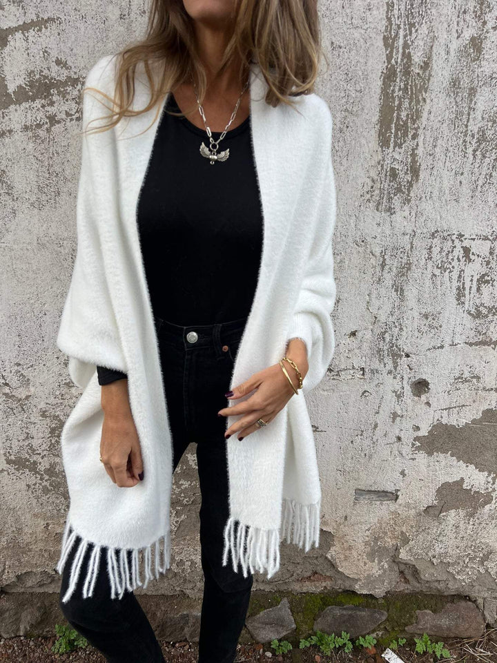 Jaqueta feminina elegante com detalhes de franjas, perfeita para um look casual chic e moderno.